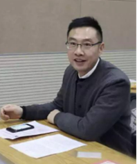 图片包含 桌子, 女人, 微笑, 男人
描述已自动生成