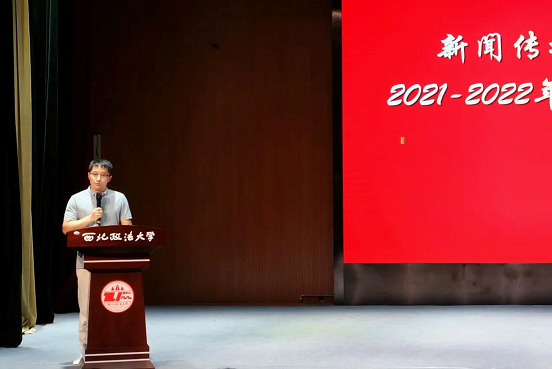 街道上有店铺的标志红色背景白色的字
中度可信度描述已自动生成