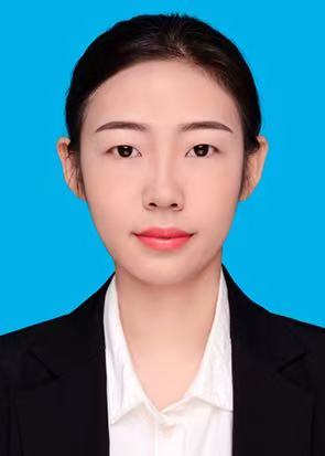 电脑前坐着穿西装的男人描述已自动生成